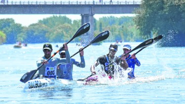 Los hermanos Balboa aventajando a Manu Garaycichea y Seba Vergauven en el sprint final. (foto Andrés Maripe)