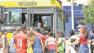 Pasajeros cansados del servicio de colectivos en Neuquén: «Es pésimo, pasa cuando quiere»