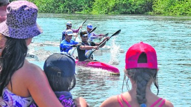 El sprint final ya es historia. Sebastián Vergauven y Manuel Garaycochea se quedaron con el segundo parcial. (Foto/Coqui Salas)