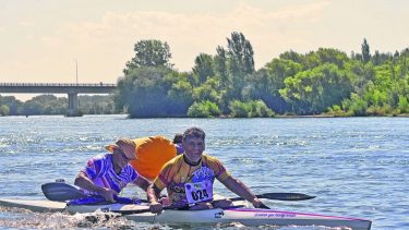 La celebración de dos amigos en el río Negro. “Somos muy agradecidos de la Regata”, afirman. (Foto/Andrés Maripe)