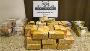 Detuvieron a un camionero en Mendoza por llevar escondidos 31 millones de pesos
