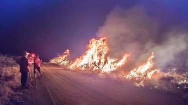 El incendio se encuentra entre Valcheta y Las Grutas. Son tres los focos de incendio. Foto gentileza: Bomberos de Valcheta