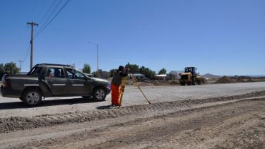 En el acceso por la calle Fray Luis Beltrán se realizan trabajos de movimiento, nivelación y compactación de suelo. Foto: José Mellado. 