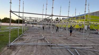 Operarios arman el escenario en el estadio municipal, en la cabecera oeste de la cancha de fútbol. Foto: Gentileza. 