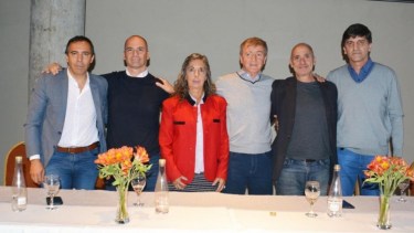 Dirigentes radicales, como Miguel Martínez, Ángeles Dalceggio y Juan Pablo Alvarez, con Aníbal Tortoriello y Juan Martín, del PRO, y Javier Acevedo, del ARI. Foto Gentileza