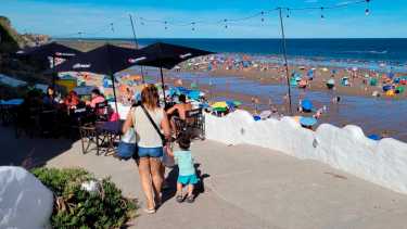 La temporada viene "tranquila" en Las Grutas y los comerciantes aseguran que los turistas tratan de ahorrar al máximo// Foto: Martín Brunella