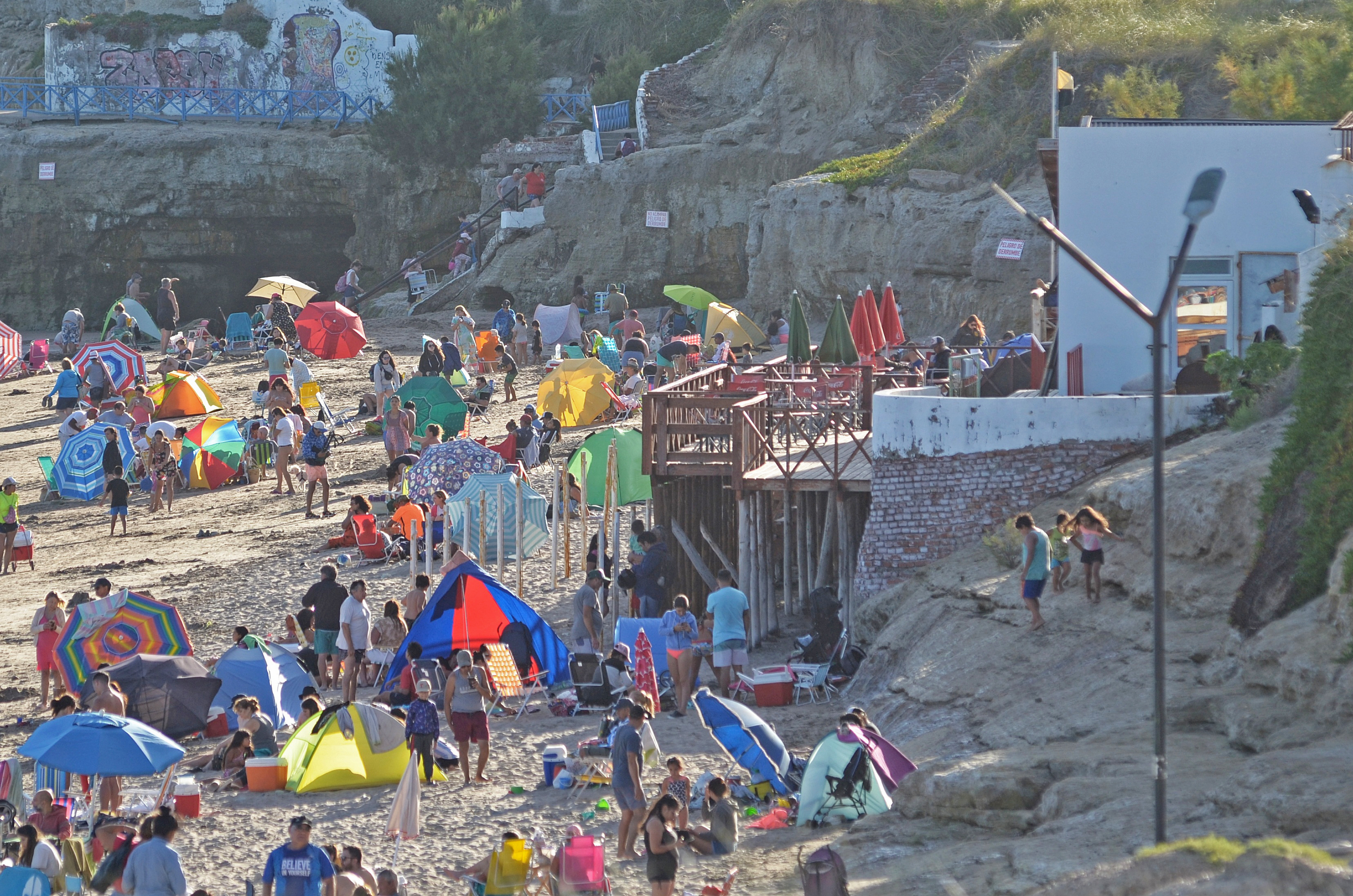 Para bajar a las playas de Las Grutas desde los acantilados hay varias opciones. Y cada sector tiene su onda. Aquí la bajada de La Rueda. Foto: Martín Brunella. 