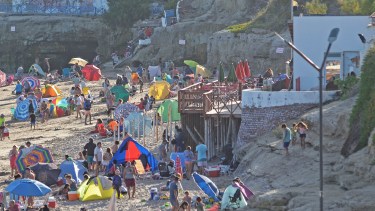 Para bajar a las playas de Las Grutas desde los acantilados hay varias opciones. Y cada sector tiene su onda. Aquí la bajada de La Rueda. Foto: Martín Brunella. 