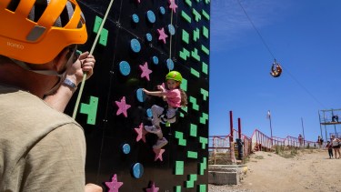 Tirolesa y palestra, son dos de las actividades de verano que se disfrutan en la cima del cerro Otto. Foto: Gentileza