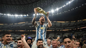 Indignante: por qué Lionel Messi dio la vuelta olímpica en Qatar con una copa «trucha»