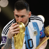 Imagen de En Las Grutas podés sacarte una selfie a la réplica de la Copa del Mundo y ganártela en un sorteo
