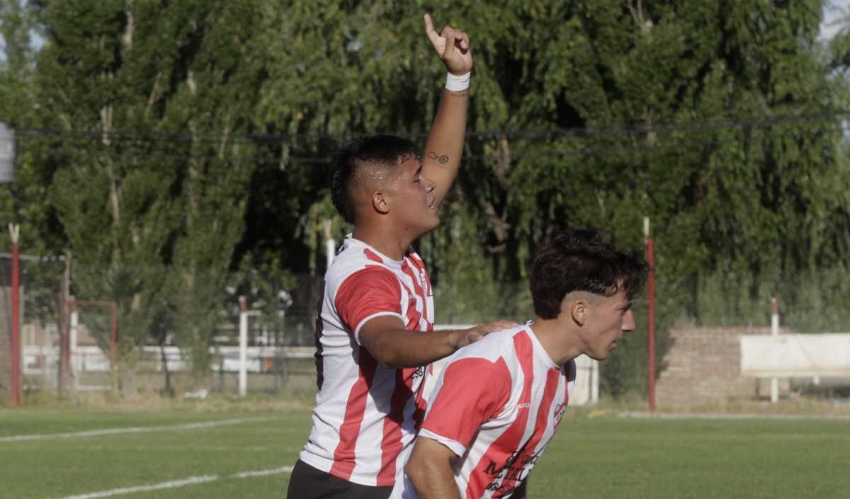 Con un dedo hacia el cielo, Reyes festeja su gol acompañado por Páez. Los dos entraron a los 11’ del segundo tiempo y fueron claves. (Foto: Oscar Livera)