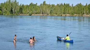 Muchos deciden bañarse en zonas no habilitadas. Foto: Archivo Florencia Salto.