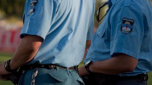 Vio que en el auto de adelante un hombre le pegaba a una mujer, lo denunció y fue detenido