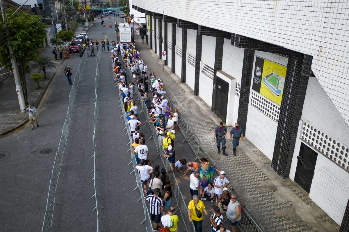 Largas filas para ingresar al estadio del Santos de Brasil, para despedir los restos de Pelé. Foto AP/Matias Delacroix.