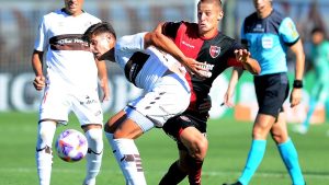 El insólito error de Lucas Hoyos en el empate entre Newell’s y Platense