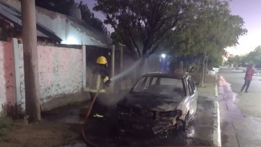 Lo despertó una explosión y era su auto que se incendió en Plaza Huincul