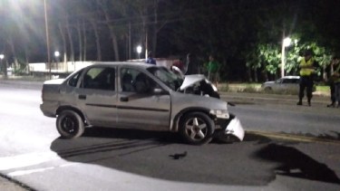 El conductor debió ser rescatado por los bomberos del auto. (Fotos: gentileza)