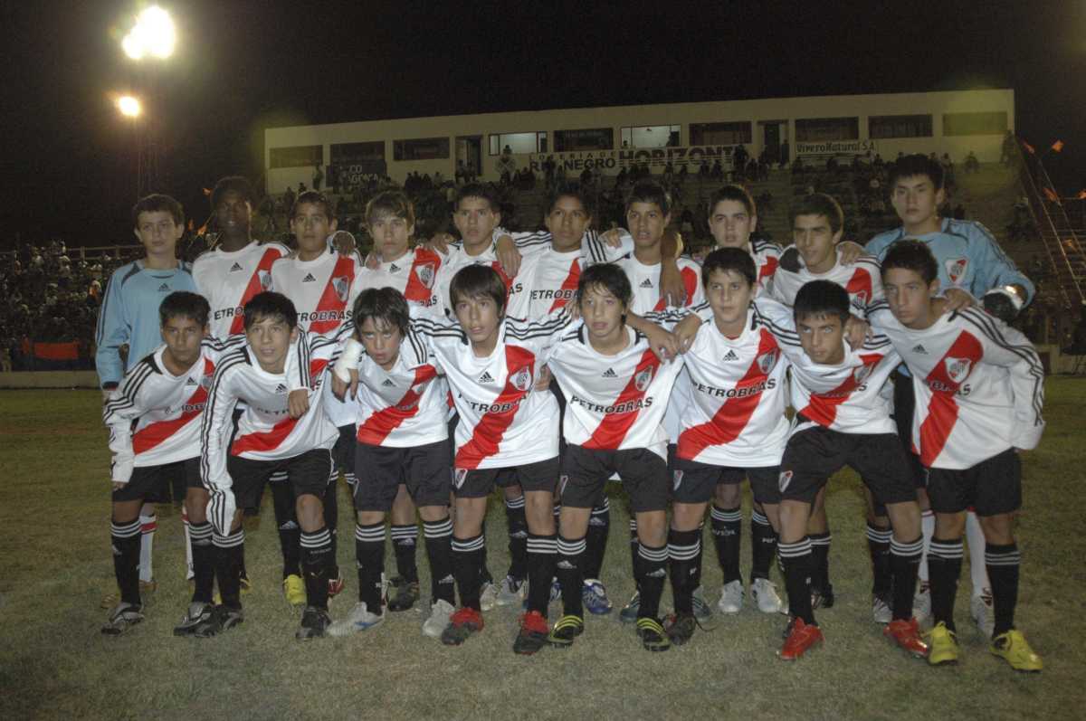 Gonzalo Montiel (cuarto, de izquierda a derecha, en la fila de arriba) jugó el Mundialito 2010 y se consagró campeón. (Foto: Archivo Diario Río Negro)