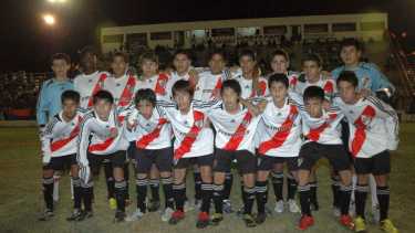 Gonzalo Montiel (cuarto, de izquierda a derecha, en la fila de arriba) jugó el Mundialito 2010 y se consagró campeón. (Foto: Archivo Diario Río Negro)