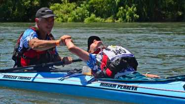 La pareja de mixtos Marcelo Thomas y Miriam Peñalva celebran haber cumplido la segunda etapa. Foto Néstor Salas