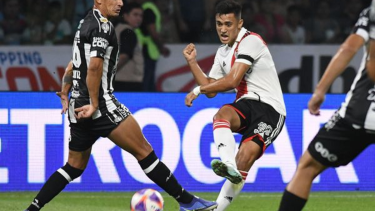 Por qué River usó brazalete negro en Santiago ante Central Córdoba. 