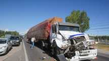 Imagen de Dos camiones chocaron en cadena sobre Ruta 22 en Roca