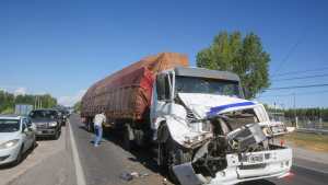 Dos camiones chocaron en cadena sobre Ruta 22 en Roca