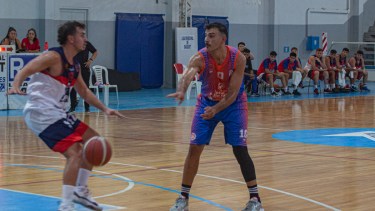 Agustín Sánchez es una de las figuras de Deportivo Roca y del torneo. (Fotos: Juan Thomes)