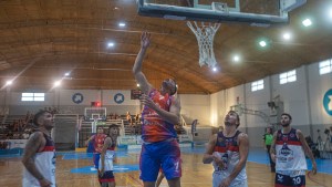 Liga Federal: Deportivo Roca debutó con victoria y homenaje a sus históricos