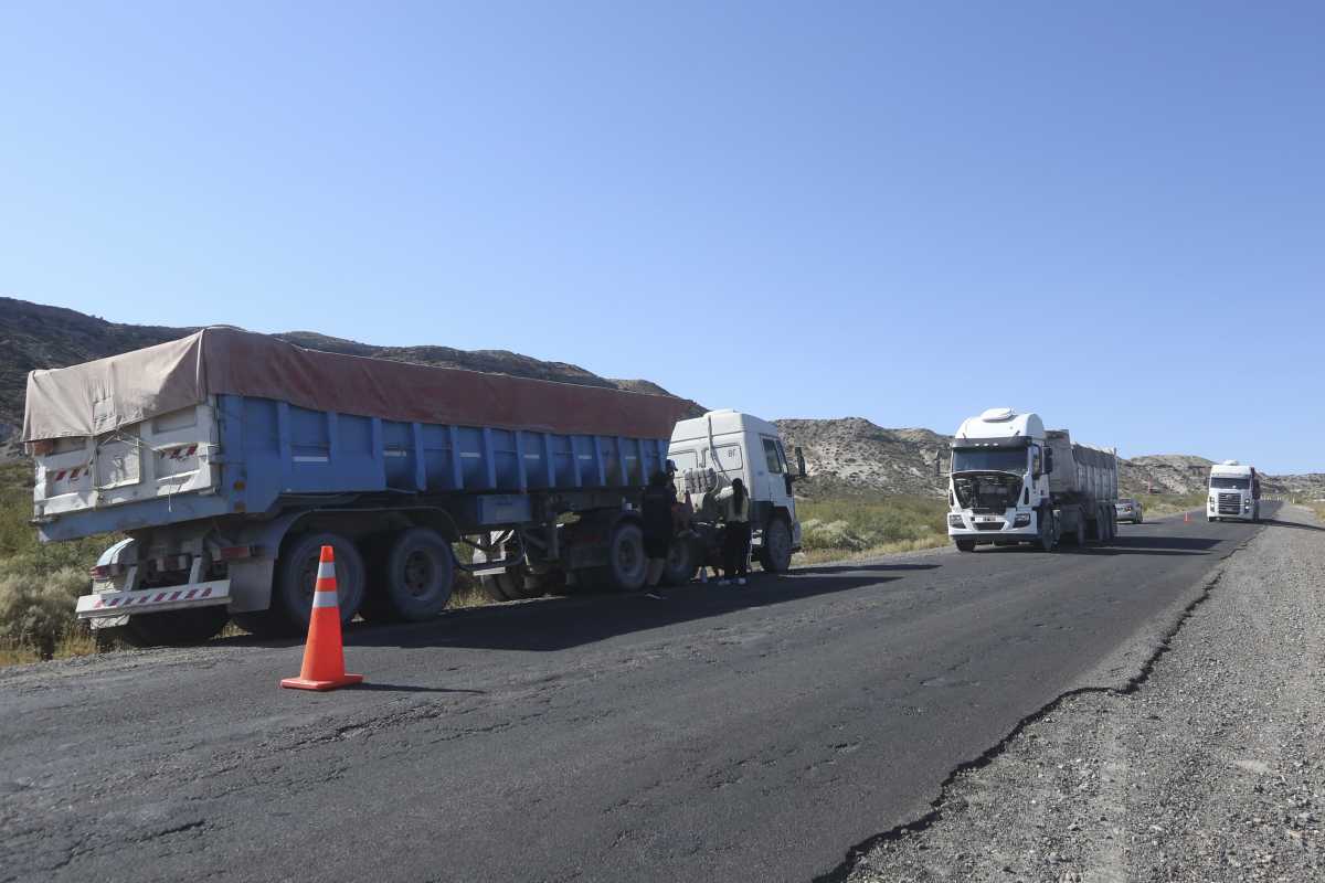 El camión se quedó sin aire y se bloqueó, pasando las Tres Cruces en Paso Córdoba: Foto: Juan Thomes