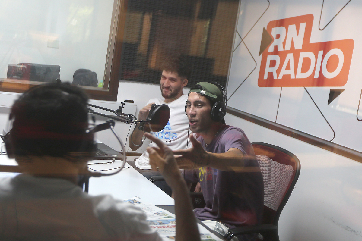 Kevin Rodríguez visitó el estudio de RÍO NEGRO RADIO. Foto: Juan Thomes