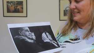 A 34 años de la foto más famosa de Jaime de Nevares, se develó el misterio: quién es la chica