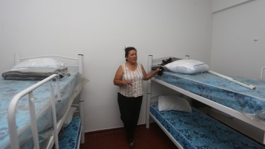 A poco de la inauguración de un refugio estatal para personas en situación de calle en Roca. Foto: Juan Thomes