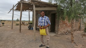 Con 72 años, lo asaltaron, maniataron y se llevaron todo: necesita reconstruir su hogar en Roca