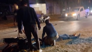 Uno de los vecinos que presenció el hecho resultó del médico, por lo que lo acompañó hasta que llegó la ambulancia.