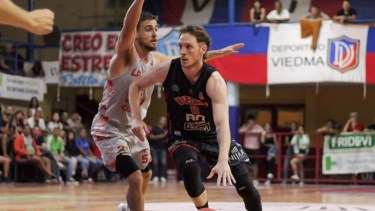 Mariano Marina es uno de los perimetrales de Viedma, que sigue subiendo en la tabla. Foto: Prensa Viedma (Lucas Arruda) 