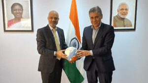 El presidente de YPF se reunió con el embajador de la India en Argentina