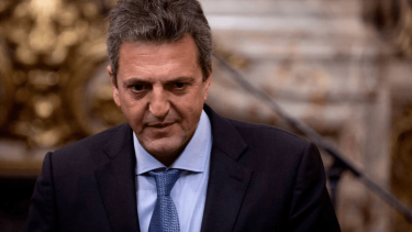 Mano a mano. Massa lanzó una medida sorpresiva, y busca marcarle la cancha a los grupos inversores. 