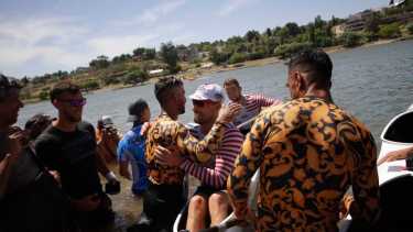 Urban y Candy ganaron la etapa y los Balboa, la regata del río Negro. (Foto Pablo Leguizamón).-