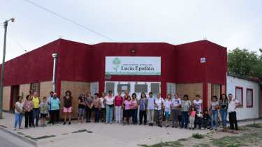 Vecinos y miembros de comisión de la biblioteca realizaron hoy un abrazo simbólico. Foto Andrés Maripe