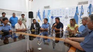 Víctor Cárcar, de la UOCRA, entre otras organizaciones firmaron convenios con el IMUH  para los lotes con servicio (gentileza municipalidad) 