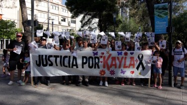 La familia acusa al conductor de haber golpeado a la mamá de la víctima mientras manejaba y exigen justicia hoy en el monumento a San Martín. Una jueza le impuso una prohibición de acercamiento. Foto: Oscar Livera.