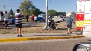 Un auto terminó boca abajo tras un choque en Plottier