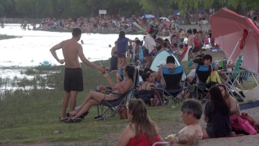 Los vecinos aprovecharon para acercarse al balneario y sobrellevar el calor. Foto: Oscar Livera 