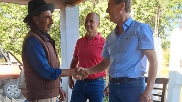  La semana pasada, Aníbal Tortoriello -acompañado por Juan Martín-en Aguada de Guerra. Foto Gentileza.