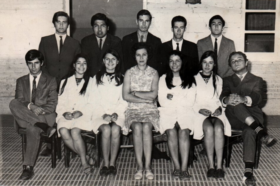 Esther Raimondo de Marcoccia junto a estudiantes de 5° año. Foto gentileza