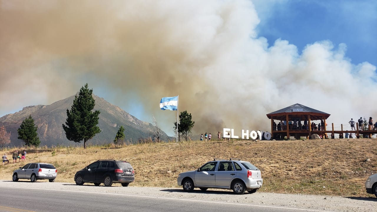 La enorme columna de humo del incendio desatado esta tarde en El Hoyo, se visualiza desde la ruta 40. Foto: Gentileza
