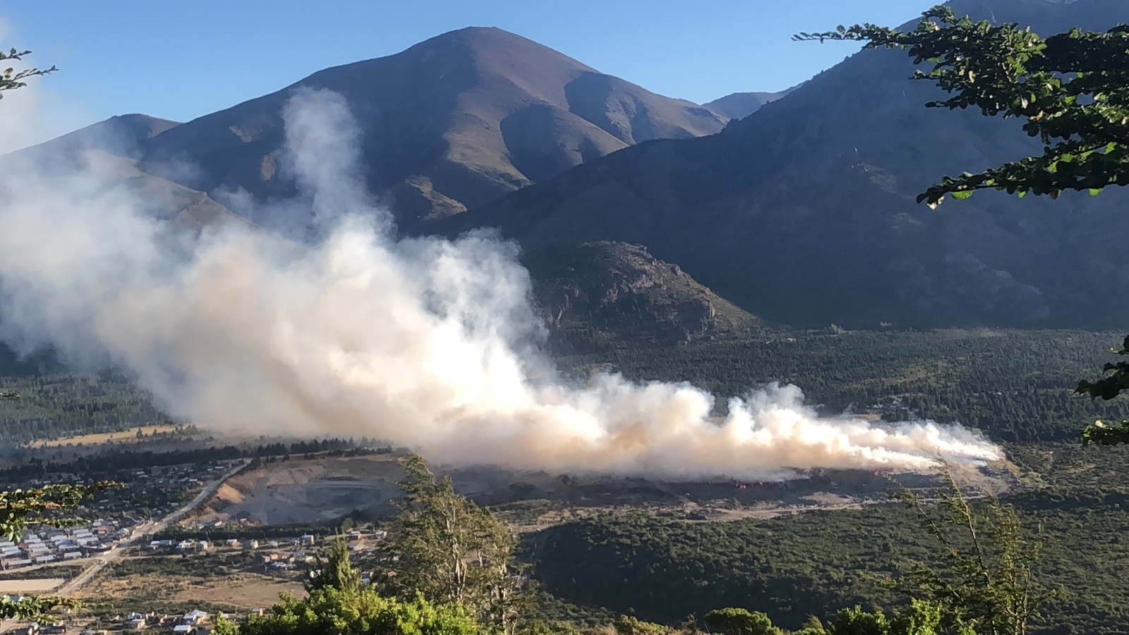 El incendio en el vertedero de Bariloche afecta con el humo a los barrios. Vista desde cerro Otto. Foto: Gentileza