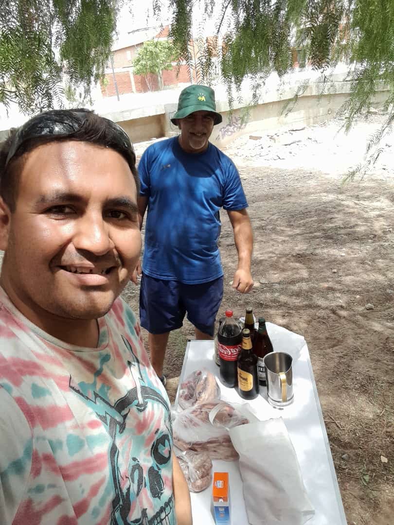 Luis le llevó carnes y bebidas para compartir. 